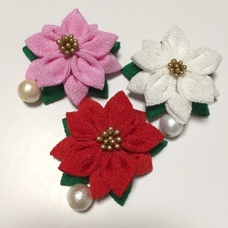 つまみ細工で彩るクリスマス／ポインセチアのブローチの画像