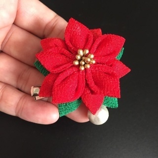 つまみ細工で彩るクリスマス／ポインセチアのブローチの画像