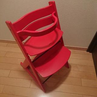 真っ赤なハイチェア赤ちゃんから長く使えますお値下げしました