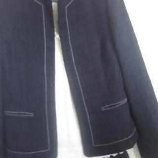 きちんと感：卒入学・食事会・法事・仕事などに最適：スキャパのシルク入りノーカラー紺ジャケット・インナー・スカートのセットの画像