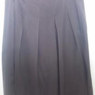 きちんと感：卒入学・食事会・法事・仕事などに最適：スキャパのシルク入りノーカラー紺ジャケット・インナー・スカートのセットの画像