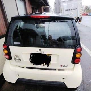smart、二人乗り軽自動車、白色の画像