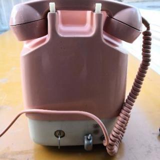 ピンクの公衆電話　レトロの画像