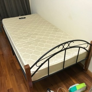 シングルベッド フレームとマットレスの画像