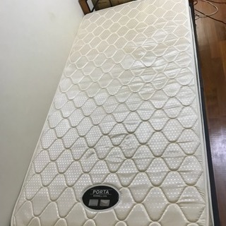 シングルベッド フレームとマットレスの画像