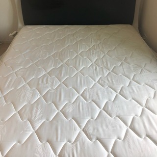 ダブルベッド フレームの画像