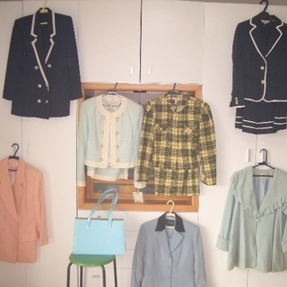★LADY'S　スーツ40着以上【閉店処分品】綺麗なカラー中心／20代～40代位迄のデザイン、9号等（Ｍサイズ～フリーサイズ）中心の画像