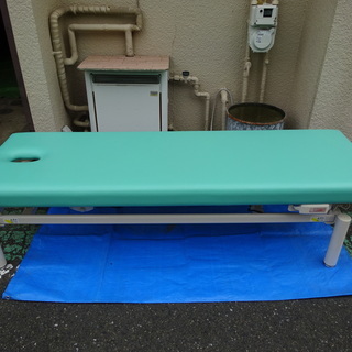 マッサージベッド　電動昇降１台　手動昇降１台　高田ベッド