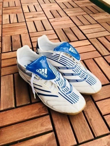アディダス フットサル スニーカー