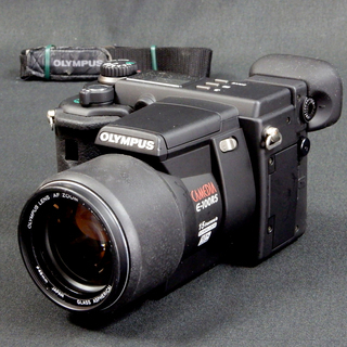 OLYMPUS デジタルカメラ E-100RS ブラック  Used　単三アルカリ電池40本付きの画像