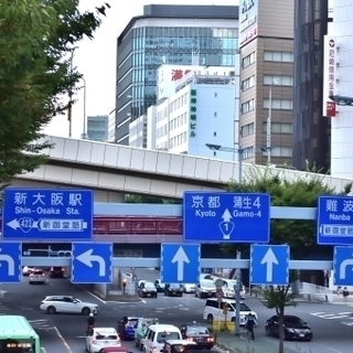 決まったルートを運転する”だけ”？ 積み降ろしも渋滞遅延によるドタバタ対応も無し！ 街で見かける【アドトラックドライバー募集】／未経験可 気楽に働きたいあなたにピッタリ♪の画像