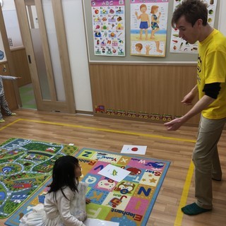ビバホーム長津田にある英会話教室 外国人の先生のクラスで英語のシ...