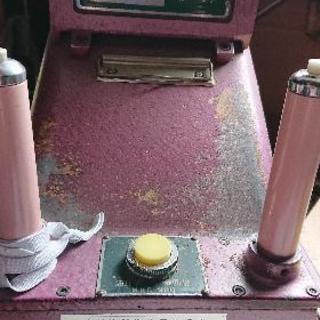 バックや靴、財布等の革や布、ゴム等裁断機で抜きます！の画像