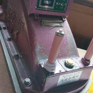 バックや靴、財布等の革や布、ゴム等裁断機で抜きます！の画像