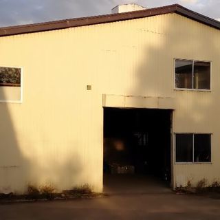 田園風景の中の大倉庫