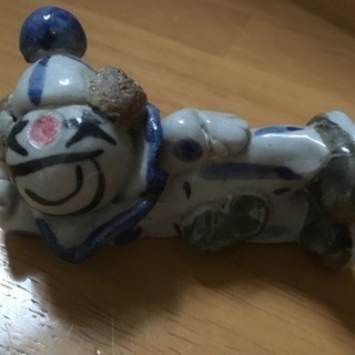 陶器のピエロ、手のひらサイズの置物の画像