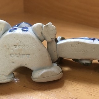 陶器のピエロ、手のひらサイズの置物の画像