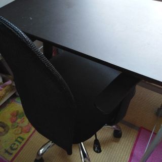 デスク、チェアのセットの画像