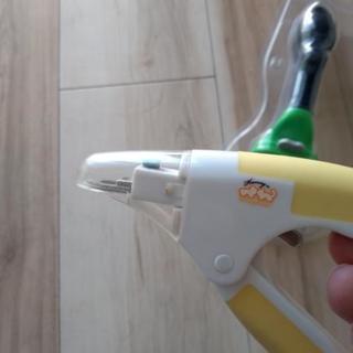 ペットグルーミング用具と爪切りの画像