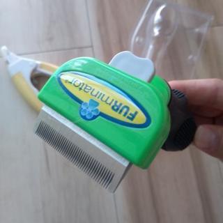 ペットグルーミング用具と爪切りの画像