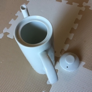 おしゃれで、スマートな白いポットの画像