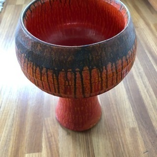 朱色の花器