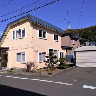 南向きの角地ですので日当たり良好。　大切にお住まいになられてきた...