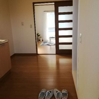 入居時、１万７０００円で入居できます。屋敷グリーンハイツB棟２階　南向き　角部屋、出窓あり、風呂、トイレ別、システムキッチン、フローリング、収納広いです - 習志野市