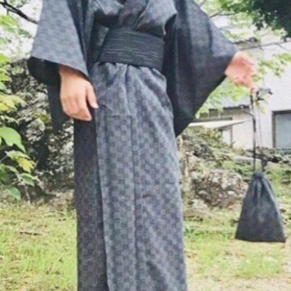 選べるサイズ M LL メンズ 浴衣 4点セット 帯 巾着袋 下駄 着付け説明書入 サラサラドライ 洗濯OK 市松柄 京都観光 日本土産の画像