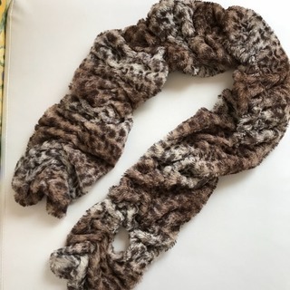 美品☆アクリルファー ひょう柄 マフラー ふわふわの画像