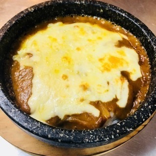 素材やスパイスにこだわる日本人個人経営の石焼きカレー屋さんです！...