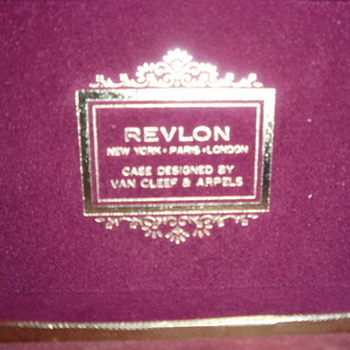 ◉REVLON　コンパクト　ゴールドカラー（未使用、ケース入り）★👉プロフィ―ル必読です。の画像