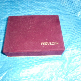 ◉REVLON　コンパクト　ゴールドカラー（未使用、ケース入り）★👉プロフィ―ル必読です。の画像