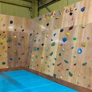 沖縄県名護市のボルダリングジム、BANJAT bouldering − 沖縄県