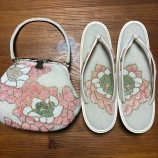 ビーズのバッグと草履のセットの画像