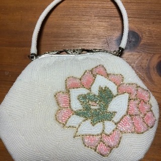 ビーズのバッグと草履のセットの画像