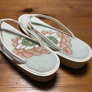 ビーズのバッグと草履のセットの画像