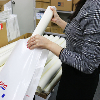 自社のカレンダーを巻く仕事　300本くらい