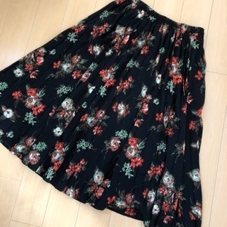 決まりました‼️ジーユー 花柄ひざ丈スカート❤︎未使用の画像