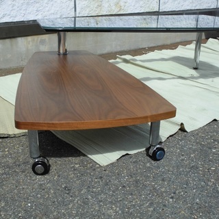 【訳あり品】台形ガラステーブル ３脚 棚板有り 棚板のみキャスターで引き出し可能 訳あり中古品 JM1358)【取りに来られる方限定】の画像