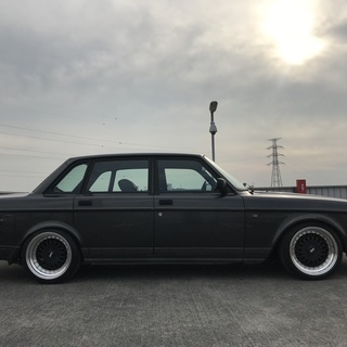 ボルボ　240　シャコタン　ワンオフ車高調、社外17AW　カーステの画像
