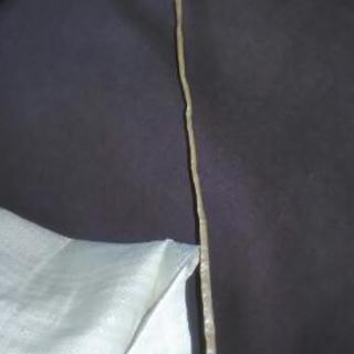 大きめの袋に紐を結び付ける作業