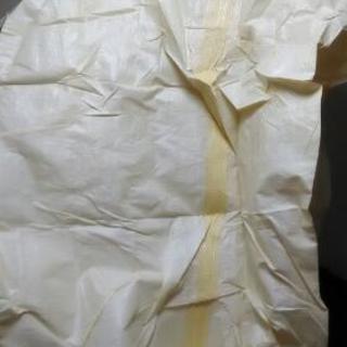 大きめの袋に紐を結び付ける作業の画像