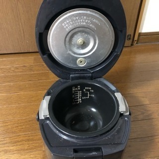 電子レンジと三号炊き炊飯器の画像