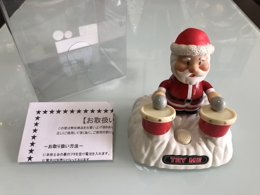 ドラミングサンタ 音楽に合わせてサンタがドラムを叩きます