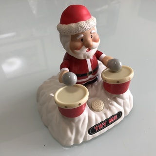 ドラミングサンタ 音楽に合わせてサンタがドラムを叩きます