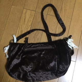 柔らか素材のショルダーバッグの画像