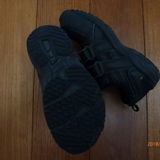 子供用黒靴　asicsの画像