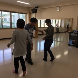 ラテンの明るい音楽で、一緒に踊りませんか？