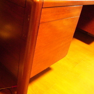 （商談中です）古い木製の大きく重たい机とチェアー　昭和レトロの画像